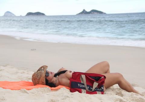  Mulher de Alexandre Frota fica peladona na praia